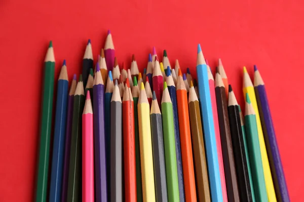 Plan Grand Angle Une Pile Crayons Couleur Isolés Sur Une — Photo