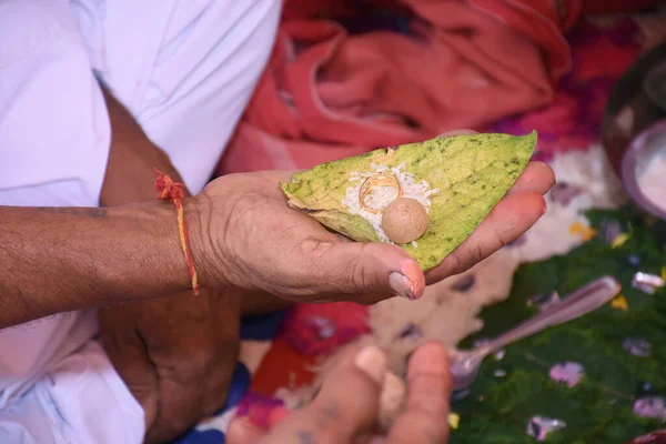 Під Час Традиційного Індійського Весілля Людина Тримає Перстень Рис — стокове фото
