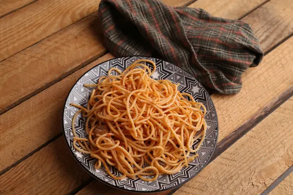 Tiro Alto Ângulo Prato Espaguete Delicioso Com Molho Tomate Uma — Fotografia de Stock
