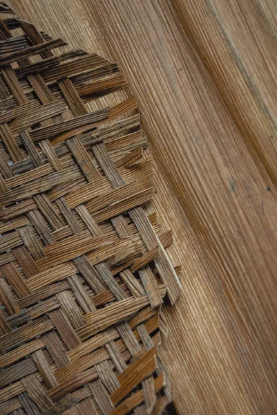 木製のテーブルの上に竹のマットのテクスチャの垂直ショット — ストック写真