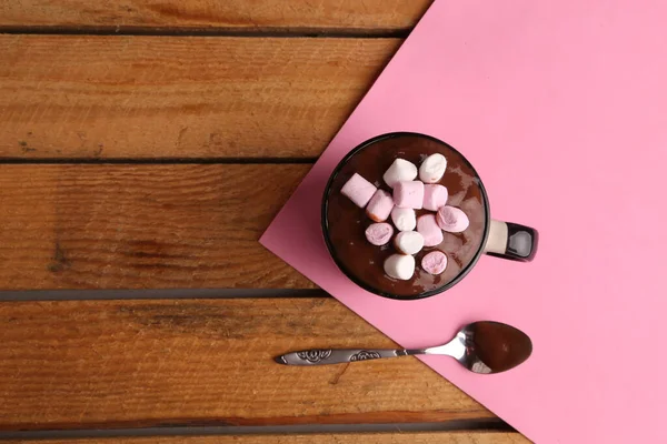 木製のテーブルの上にマシュマロとおいしいホットチョコレートのカップのオーバーヘッドショット — ストック写真