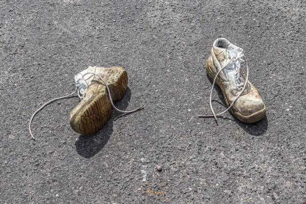 Tiro Ángulo Alto Par Zapatos Viejos Abandonados Asfalto —  Fotos de Stock