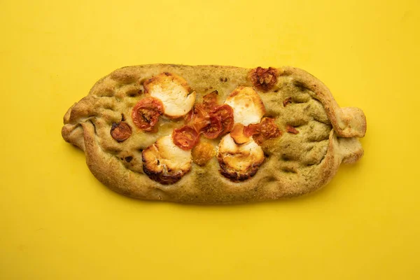 Ένα Κοντινό Πλάνο Μιας Παραδοσιακής Τραγανής Νόστιμης Πίτσας Κίτρινο Φόντο — Φωτογραφία Αρχείου