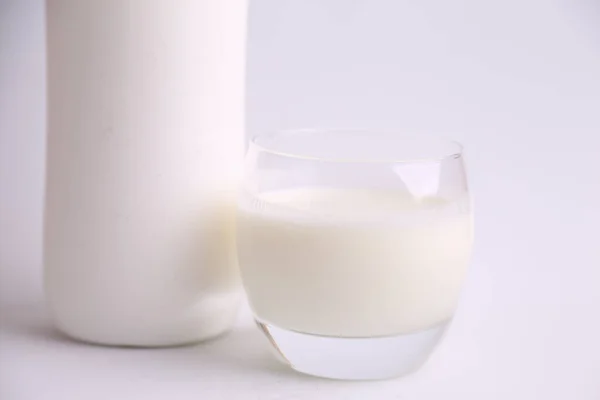 Nahaufnahme Eines Glases Milch Und Einer Plastikflasche Auf Einer Weißen — Stockfoto