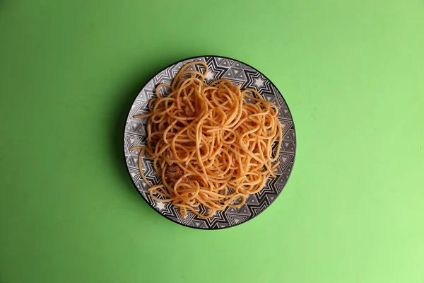 Egy Közeli Felvétel Finom Spagettiről Egy Zöld Alapon Izolált Tányéron — Stock Fotó