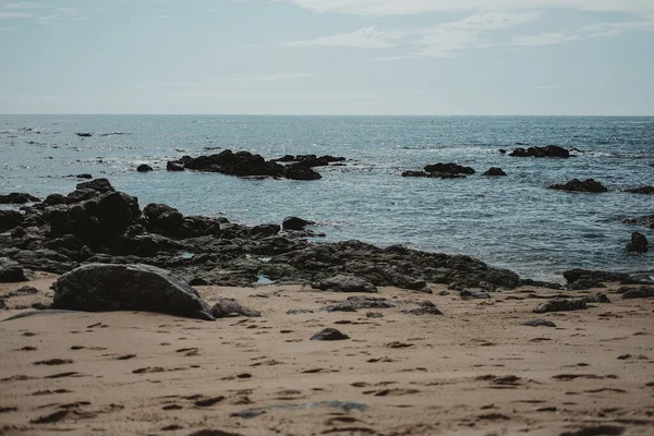 Une Côte Sable Rochers Sur Fond Mer Sans Limites — Photo