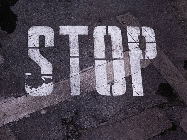 Μια Λευκή Πινακίδα Stop Ασφαλτοστρωμένο Δρόμο — Φωτογραφία Αρχείου