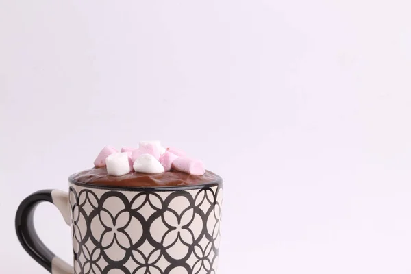 Beyaz Arka Planda Kremalı Bir Fincan Sıcak Çikolata — Stok fotoğraf