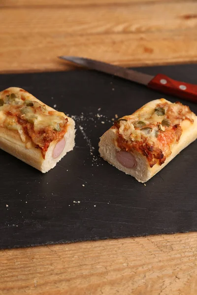 用奶酪和胡椒制作的新鲜美味的自制热狗特写镜头 — 图库照片