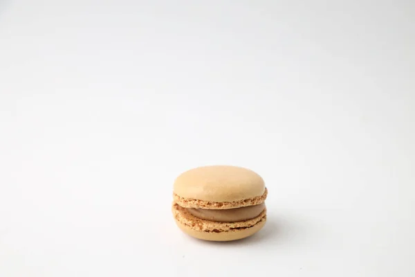 Een Close Shot Van Een Karamel Macaroon Geïsoleerd Een Witte — Stockfoto