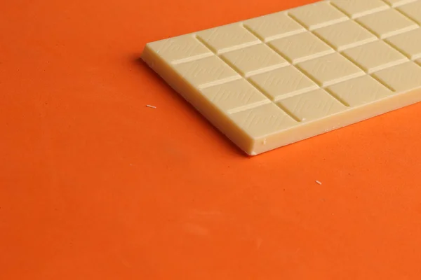 Tiro Alto Ângulo Uma Barra Chocolate Branco Isolado Uma Superfície — Fotografia de Stock