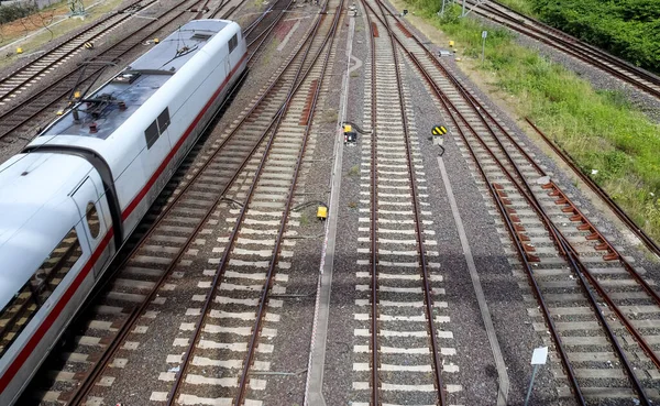 Colpo Angolo Alto Treno Binari Ferroviari Catturati Una Stazione Germania — Foto Stock