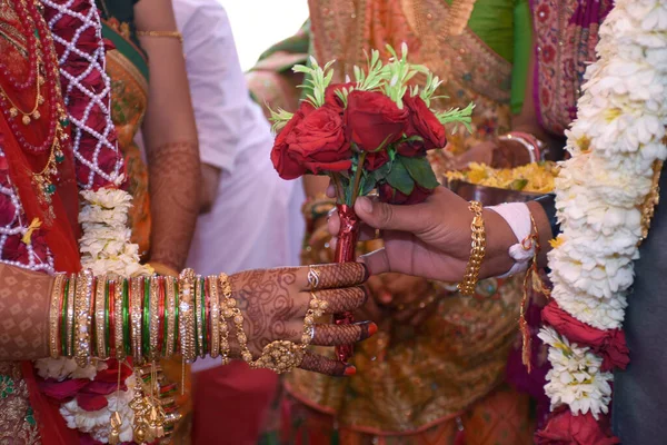婚礼期间一位印度新郎送花给新娘的特写 — 图库照片