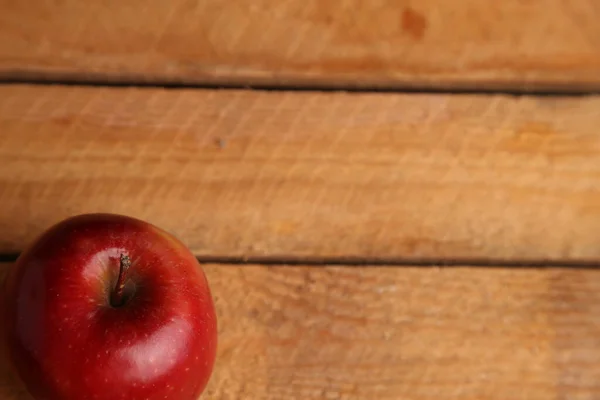 Nahaufnahme Eines Frischen Roten Apfels Vor Einem Hölzernen Hintergrund — Stockfoto