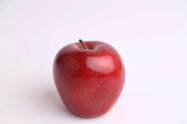 Eine Nahaufnahme Eines Roten Apfels Isoliert Auf Weißem Hintergrund — Stockfoto