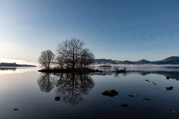 Uma Bela Paisagem Névoa Neblina Sobre Lago Lomond Escócia — Fotografia de Stock