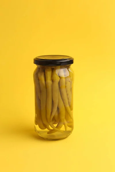 Egy Közeli Kép Egy Üveg Chili Paprikával Teli Sárga Háttér — Stock Fotó