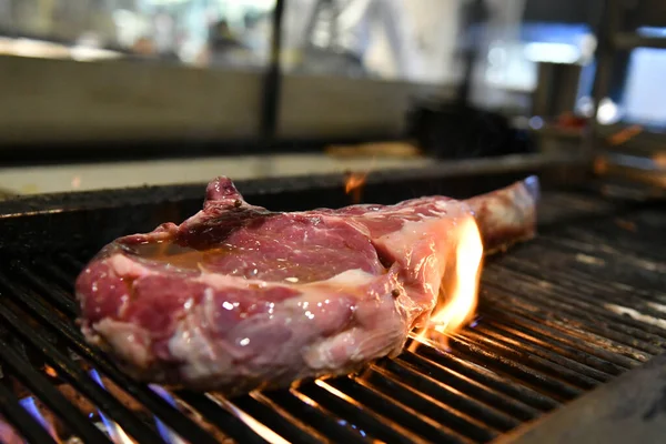 Uma Foto Close Delicioso Bife Sendo Feito Uma Grade — Fotografia de Stock