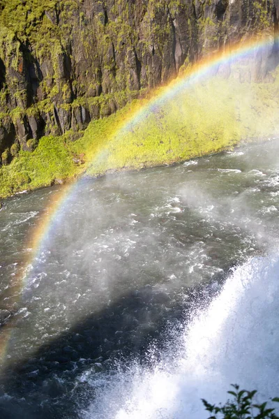 Colpo Verticale Bellissimo Arcobaleno Sullo Sfondo Fiume Scogliera — Foto Stock