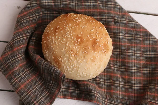 Colpo Testa Panino Hamburger Una Tovaglia Cucina Decorativa — Foto Stock