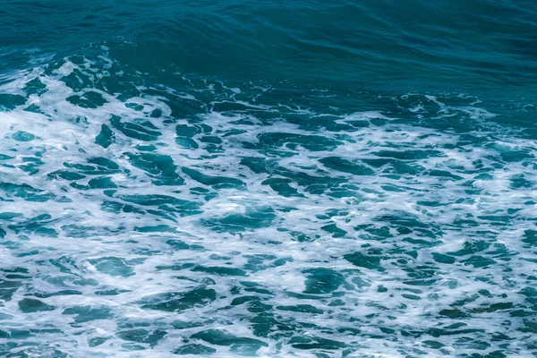 Воздушный Кадр Бурных Океанских Волн Подсвеченных Светом Заходящего Солнца — стоковое фото