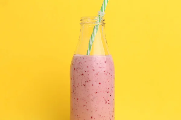 Gros Plan Smoothies Framboise Dans Une Bouteille Paille — Photo