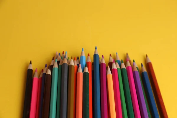 Une Vue Dessus Des Crayons Couleur Couchés Sur Une Surface — Photo