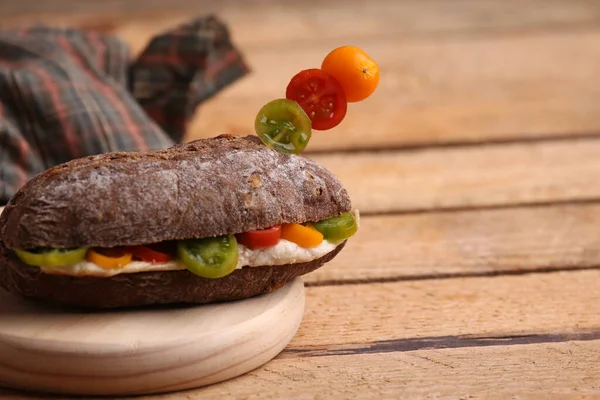 Tiro Close Sanduíche Com Pão Centeio Uma Mesa Madeira — Fotografia de Stock