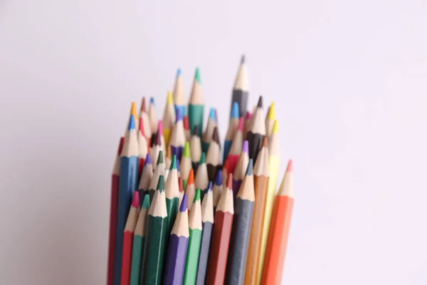 Beyaz Arkaplana Karşı Renkli Kalemlerin Yakın Plan Çekimi — Stok fotoğraf
