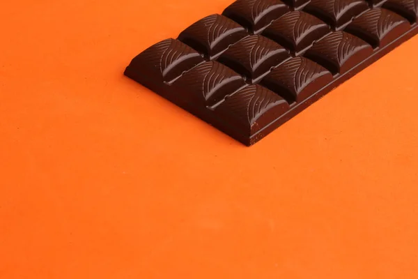 Close Bloco Chocolate Colocado Ângulo Inclinado — Fotografia de Stock