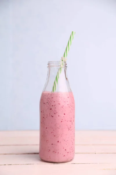 Der Süße Und Leckere Erdbeer Smoothie Der Glasflasche Mit Einem — Stockfoto