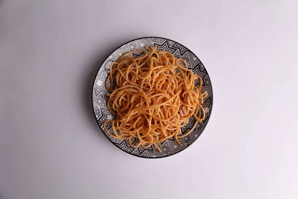 Talíř Špaget Těstoviny Rajčaty Barevném Pozadí — Stock fotografie