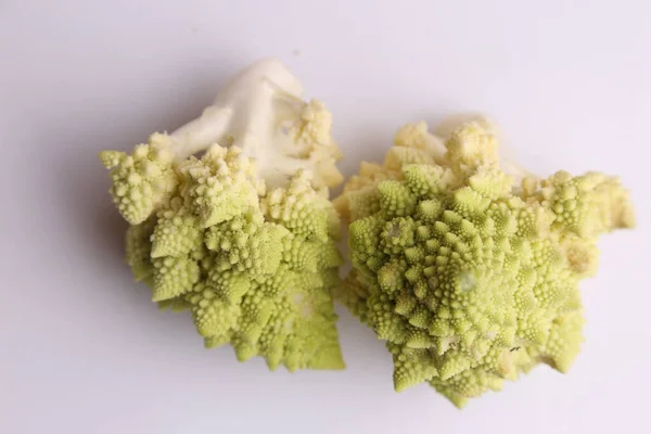 Ένα Κοντινό Πλάνο Φρέσκων Broccolis Μια Λευκή Επιφάνεια — Φωτογραφία Αρχείου