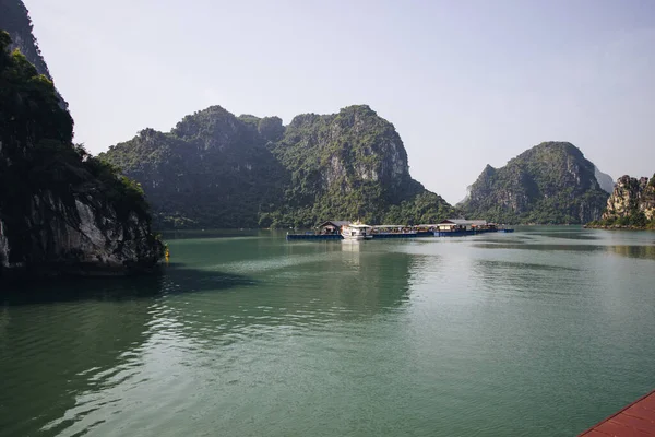 Mar Sul China Falésias Durante Dia Halong Bay Vietnã — Fotografia de Stock