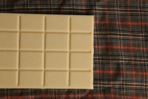 Uma Vista Superior Uma Barra Chocolate Branco Pano Xadrez — Fotografia de Stock