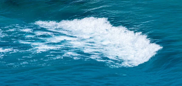 Панорамный Снимок Бурных Океанских Волн Подсвеченных Светом Заходящего Солнца — стоковое фото