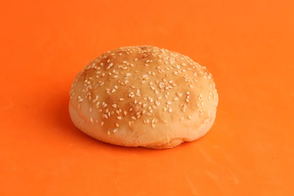 一个在橙色背景上的汉堡包包的特写镜头 — 图库照片