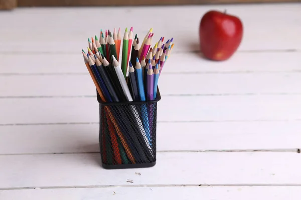 High Angle Shot Colored Pencils Cup Apple Background Wooden Surface — Stock Photo, Image