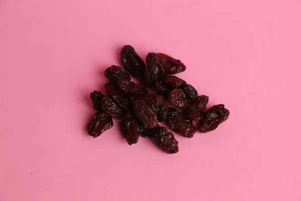 Fruits Raisins Secs Sur Fond Rose — Photo