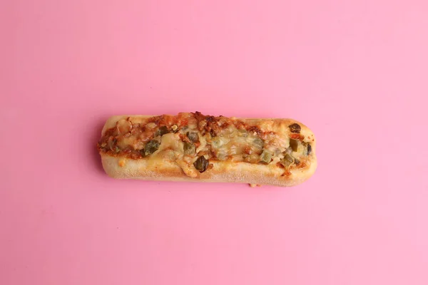 在粉色背景上隔离的美味三明治的高角镜头 — 图库照片