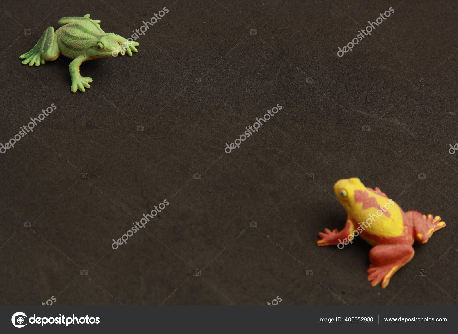 https://st4.depositphotos.com/27201292/40005/i/1600/depositphotos_400052980-stock-photo-group-rubber-toy-frogs-yellow.jpg