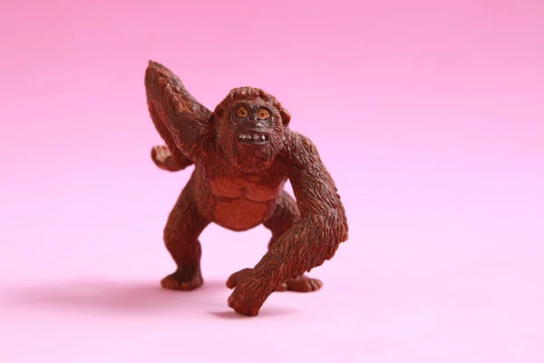 Маленька Гумова Іграшка Мавпи Ізольована Рожевому Фоні — стокове фото