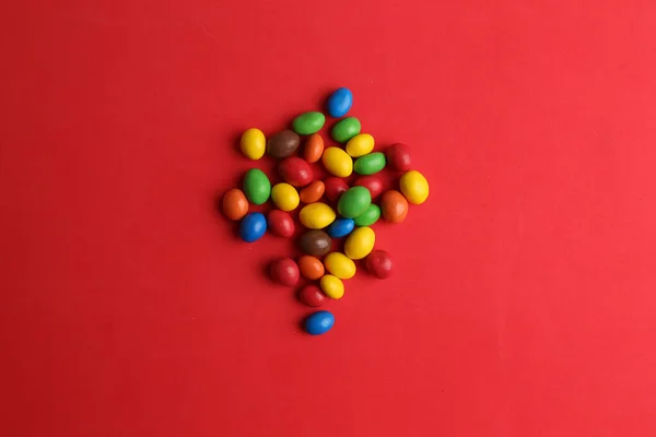 Високий Кут Крупним Планом Зображення Барвистих Цукеркових Кульок Ізольовані Червоному — стокове фото