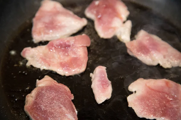 Zbliżenie Ujęcie Kawałków Mięsa Jest Gotowane Patelni — Zdjęcie stockowe