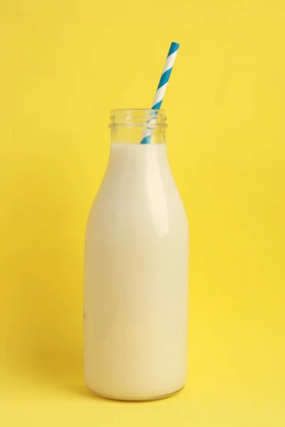 Una Toma Vertical Una Botella Leche Con Una Paja Aislada —  Fotos de Stock