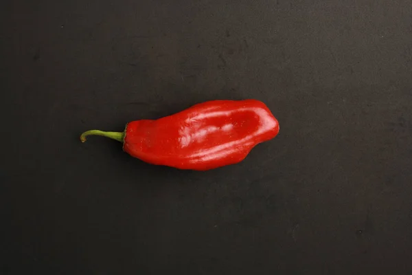 Eine Draufsicht Eines Roten Paprika Isoliert Auf Schwarzem Hintergrund — Stockfoto