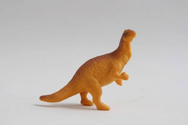 白い背景に恐竜の形が孤立したプラスチック製のおもちゃのクローズアップ — ストック写真