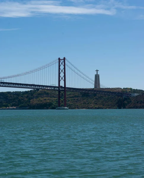 Uma Imagem Vertical Uma Longa Ponte Continente Sobre Baía Portugal — Fotografia de Stock