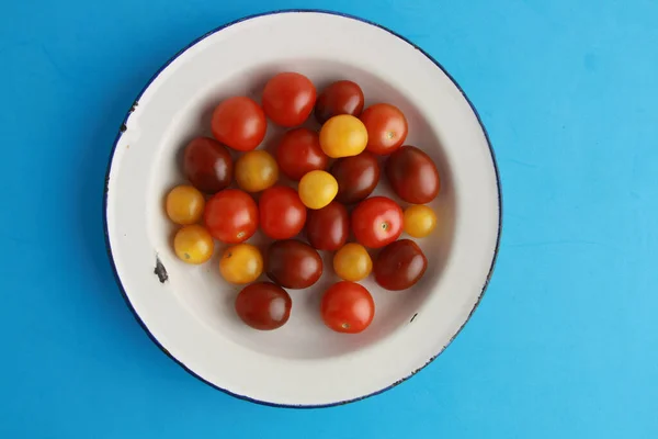 Eine Nahaufnahme Von Drei Sorten Kirschtomaten Einer Schüssel Auf Blauer — Stockfoto