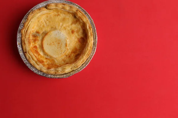 Вкусный Домашний Пирог Сыром Красной Поверхности — стоковое фото